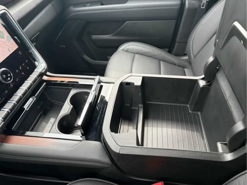 Used 2025 GMC Yukon XL Denali AWD/4WD image 18