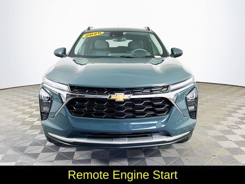 Used 2025 Chevrolet Trax LT FWD image 4