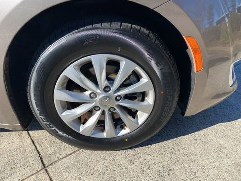 Used 2018 Chrysler Pacifica Touring-L Plus image 24