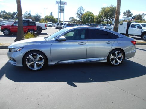 Used 2020 Honda Accord Touring image 2