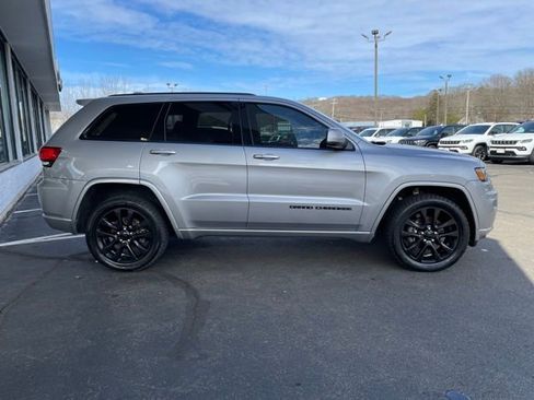 Used 2019 Jeep Grand Cherokee Altitude image 4
