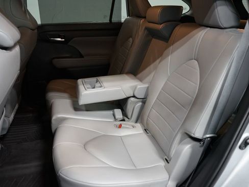 Used 2023 Toyota Highlander XLE image 30