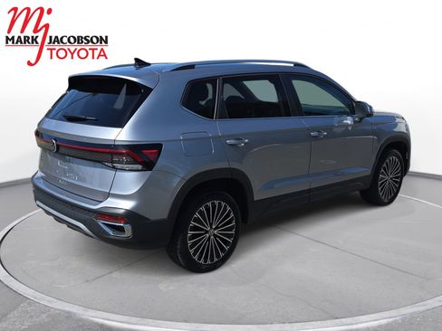 Used 2025 Volkswagen Taos SE FWD image 5