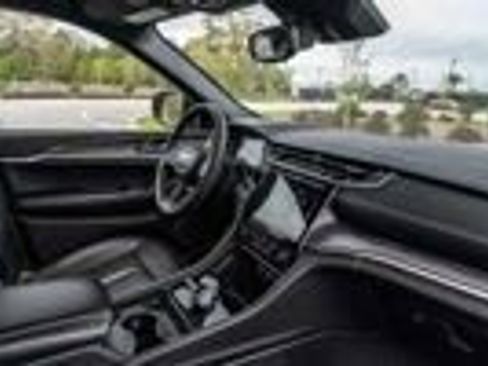 Used 2024 Jeep Grand Cherokee Limited AWD/4WD image 17