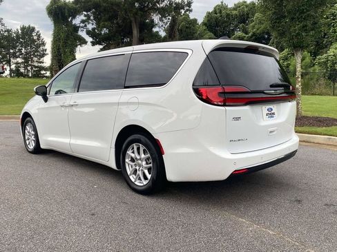 Used 2023 Chrysler Pacifica Touring-L FWD image 8
