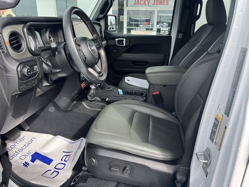 Used 2024 Jeep Gladiator Mojave image 19