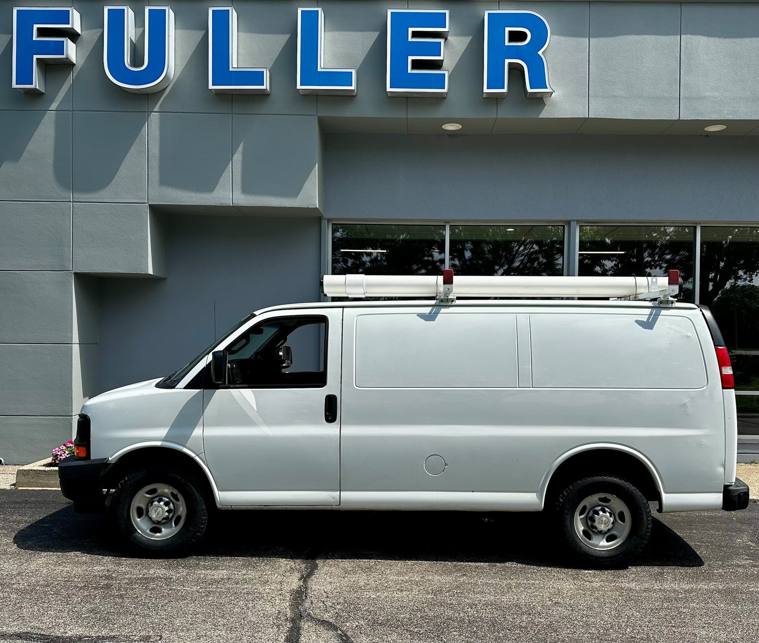 Used 2017 Chevrolet Express 2500 RWD image 3