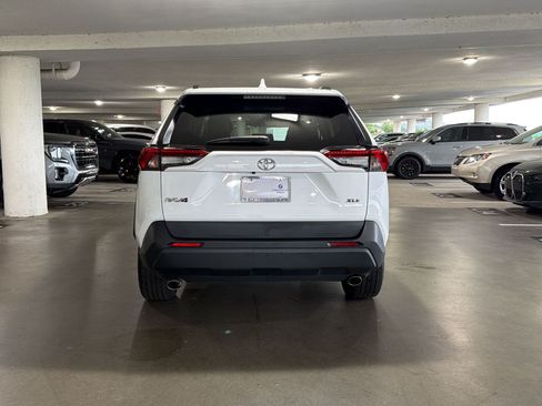 Used 2020 Toyota RAV4 XLE Premium FWD image 9
