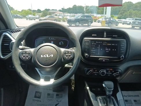 Used 2025 Kia Soul LX w/ LX Technology Package FWD image 25