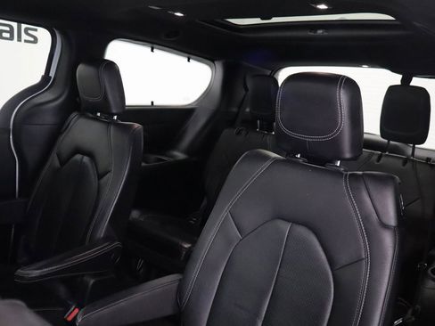 Used 2018 Chrysler Pacifica Touring-L Plus w/ Advanced Safetytec Group FWD image 14