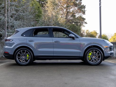 New 2025 Porsche Cayenne E-Hybrid image 12