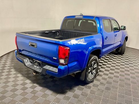 Used 2018 Toyota Tacoma TRD Sport AWD/4WD image 17