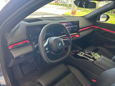 Used 2026 BMW i5 eDrive40 w/ Premium Package RWD image 7