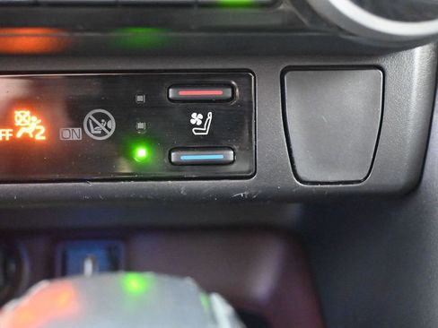 Used 2020 Toyota RAV4 Limited image 18