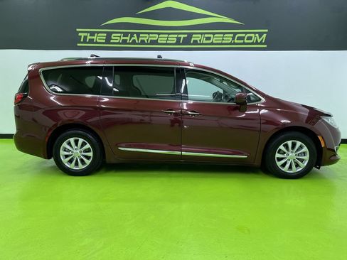 Used 2019 Chrysler Pacifica Touring-L FWD image 11