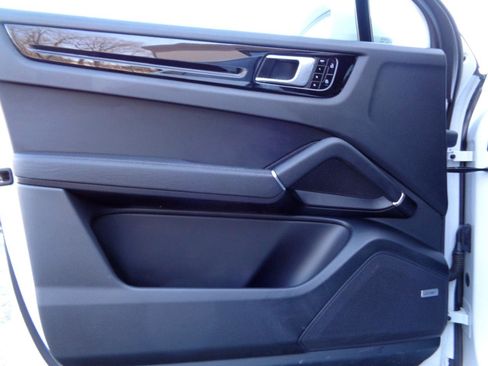 Used 2020 Porsche Cayenne image 13