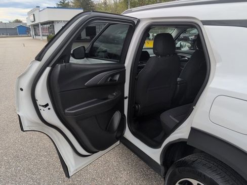 Used 2025 Chevrolet TrailBlazer LT w/ LT Cold Weather Package AWD/4WD image 24