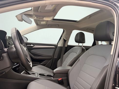 Used 2025 Volkswagen Jetta SE FWD image 7