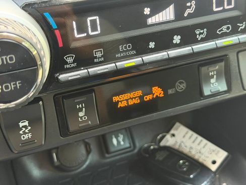 Used 2019 Toyota RAV4 XLE w/ Convenience Package FWD image 34