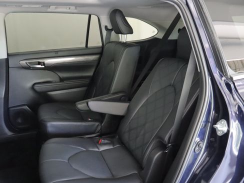 Used 2025 Toyota Highlander Platinum AWD/4WD image 8