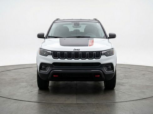 Used 2025 Jeep Compass Trailhawk AWD/4WD image 2
