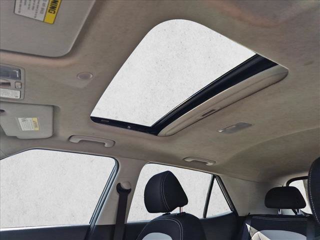Used 2023 Hyundai Venue SEL FWD image 15