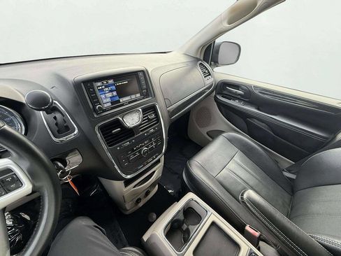 Used 2016 Chrysler Town & Country Touring image 19
