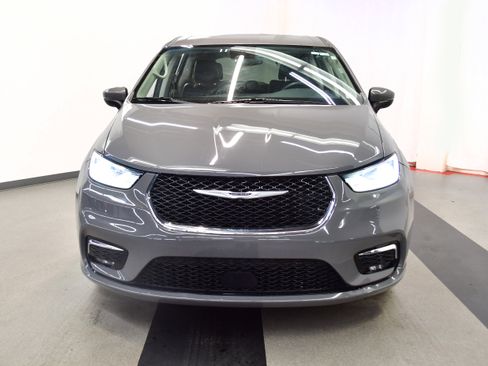 Used 2023 Chrysler Pacifica Limited FWD image 3