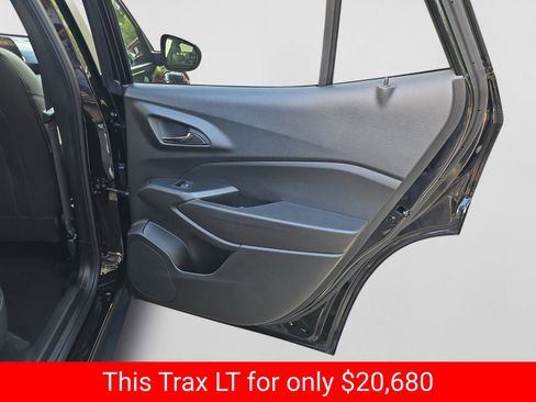 Used 2025 Chevrolet Trax LT FWD image 37
