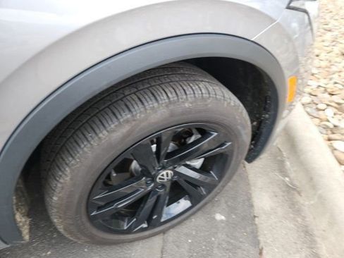 Used 2024 Volkswagen Tiguan SE R-Line image 7