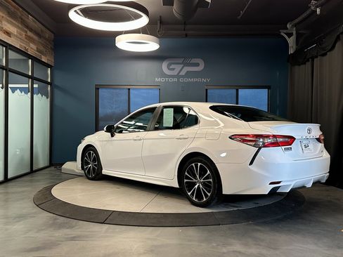 Used 2018 Toyota Camry SE w/ Moonroof Package image 5