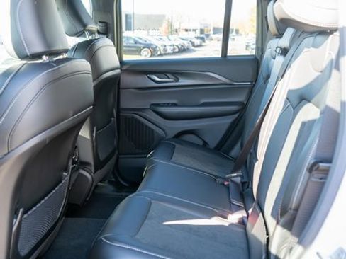 New 2025 Jeep Grand Cherokee Altitude image 10