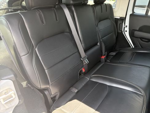 Used 2022 Jeep Wrangler Unlimited Sahara w/ Cold Weather Group AWD/4WD image 15