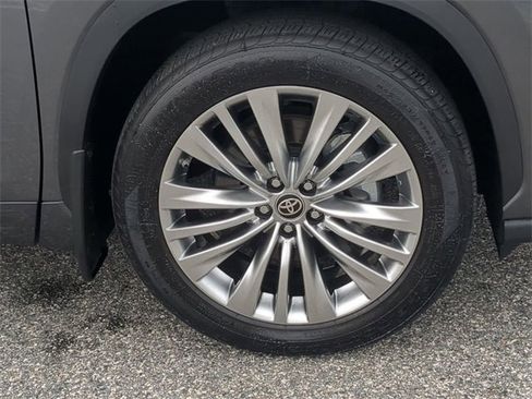 Used 2024 Toyota Highlander Platinum image 11