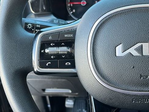 Used 2023 Kia Sorento LX image 9
