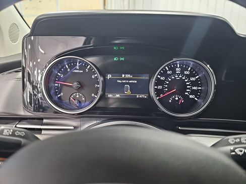 Used 2024 Kia Carnival EX FWD image 19