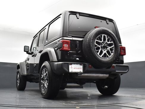 Used 2025 Jeep Wrangler Unlimited Sahara AWD/4WD image 21