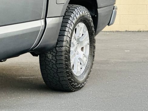 Used 2019 Nissan Titan SV AWD/4WD image 6