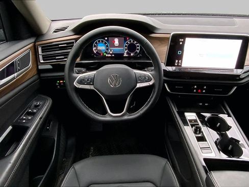 Used 2025 Volkswagen Atlas SE FWD image 6