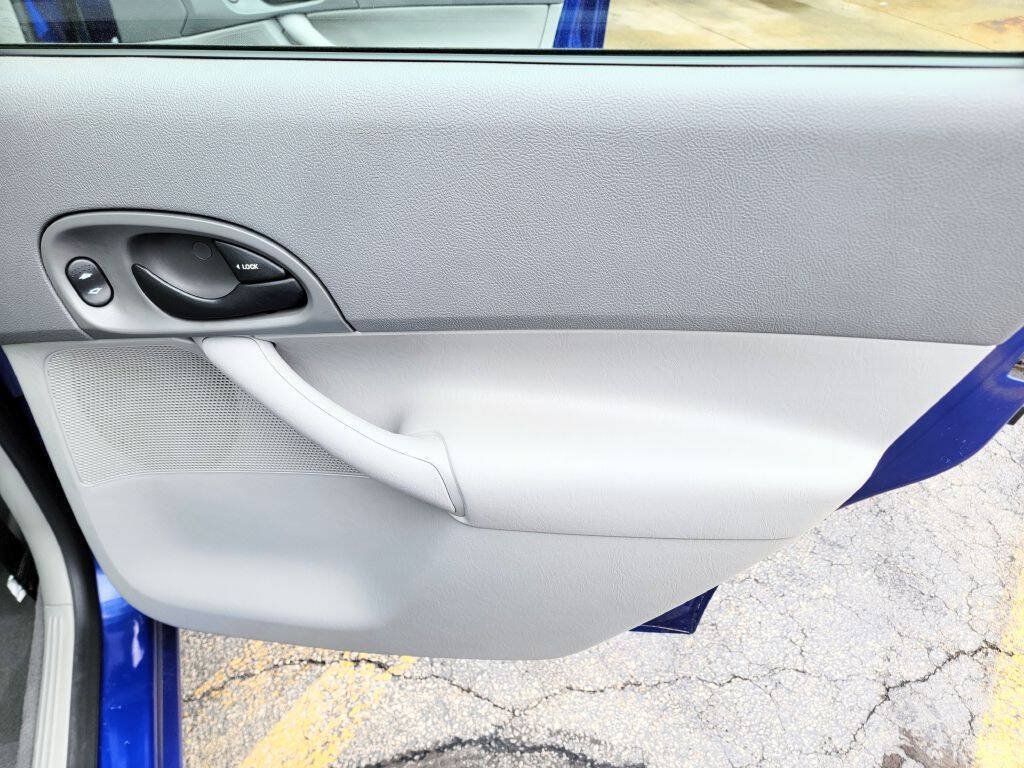 Used 2005 Ford Focus ZX4 Sedan FWD image 16