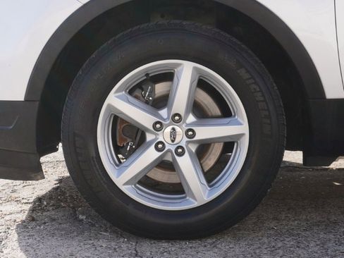 Used 2019 Ford Explorer XLT w/ Equipment Group 202A image 5