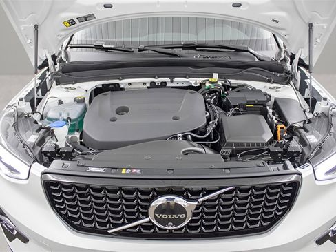 Certified 2025 Volvo XC40 B5 Plus image 14