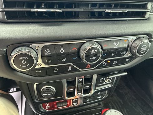 Used 2024 Jeep Wrangler Unlimited Rubicon w/ Technology Group AWD/4WD image 17