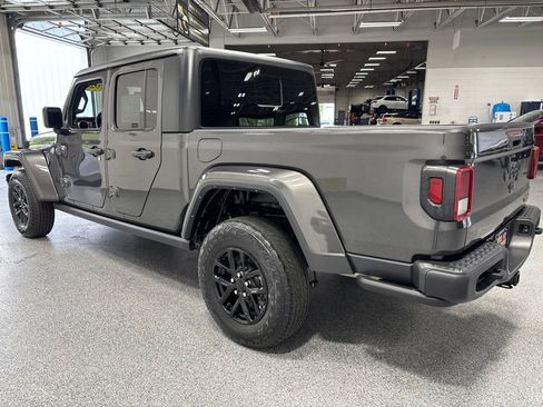 Used 2023 Jeep Gladiator Sport AWD/4WD image 6