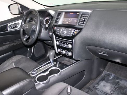 Used 2019 Nissan Pathfinder S image 19