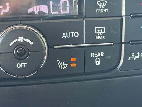 Used 2016 Chrysler Town & Country Touring w/ Driver Convenience Group FWD image 27