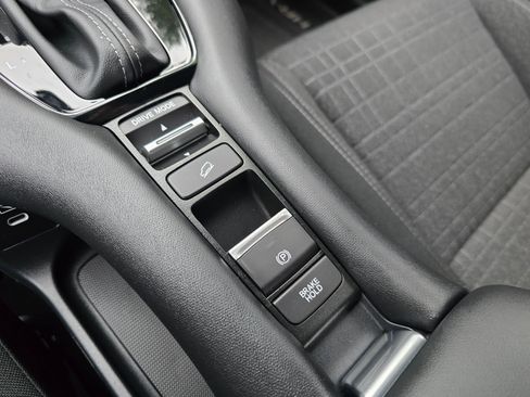 Certified 2025 Honda HR-V LX image 34