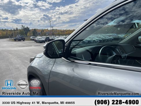 Used 2019 Toyota Highlander AWD V6 image 5