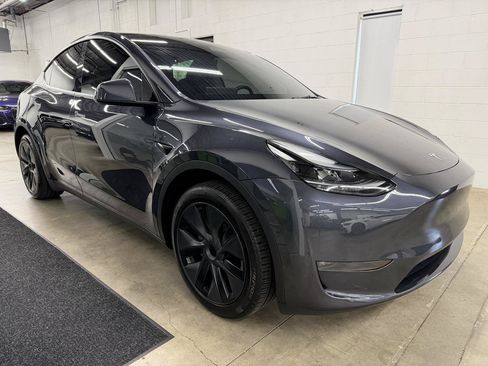 Used 2025 Tesla Model Y Long Range AWD/4WD image 3