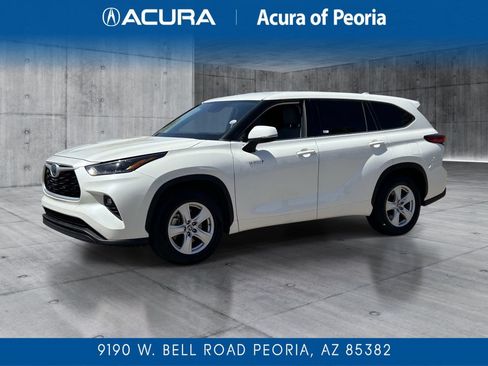 Used 2021 Toyota Highlander LE FWD image 1